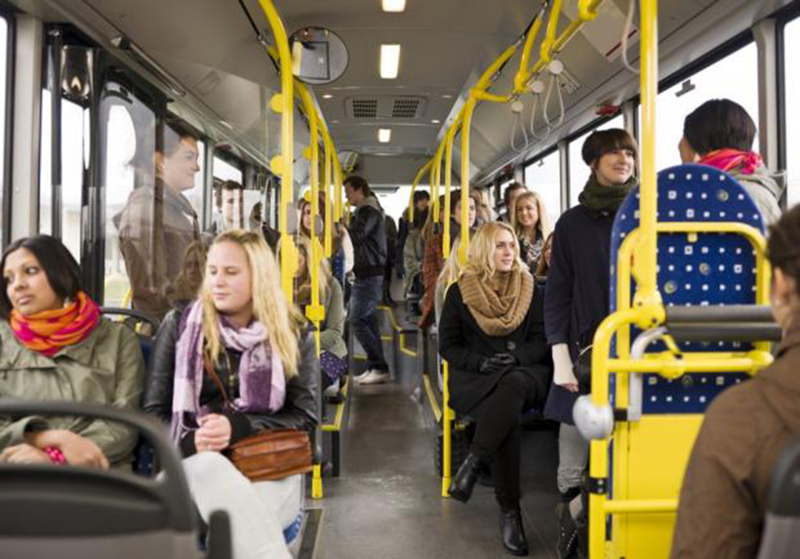 Ngồi xa thanh chắn trên xe